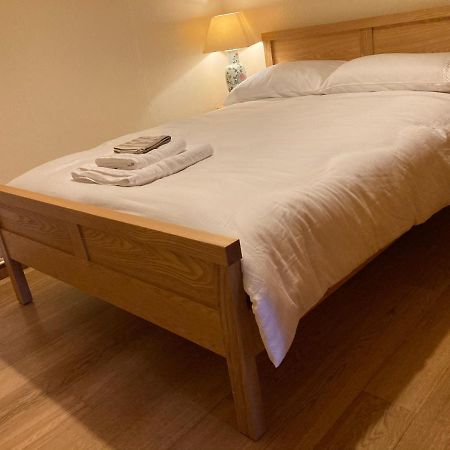 Double Bed Self Contained Annexe 14B Is To The Right Of The Main House Apartamento Salisbury Exterior foto