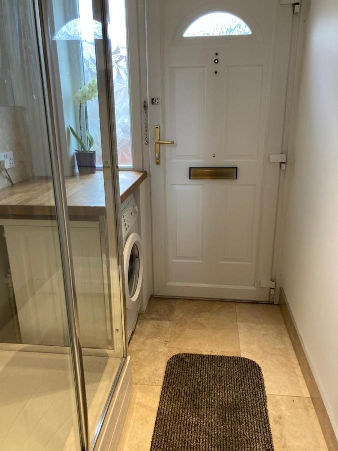 Double Bed Self Contained Annexe 14B Is To The Right Of The Main House Apartamento Salisbury Exterior foto