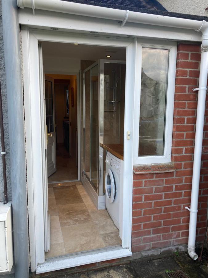 Double Bed Self Contained Annexe 14B Is To The Right Of The Main House Apartamento Salisbury Exterior foto