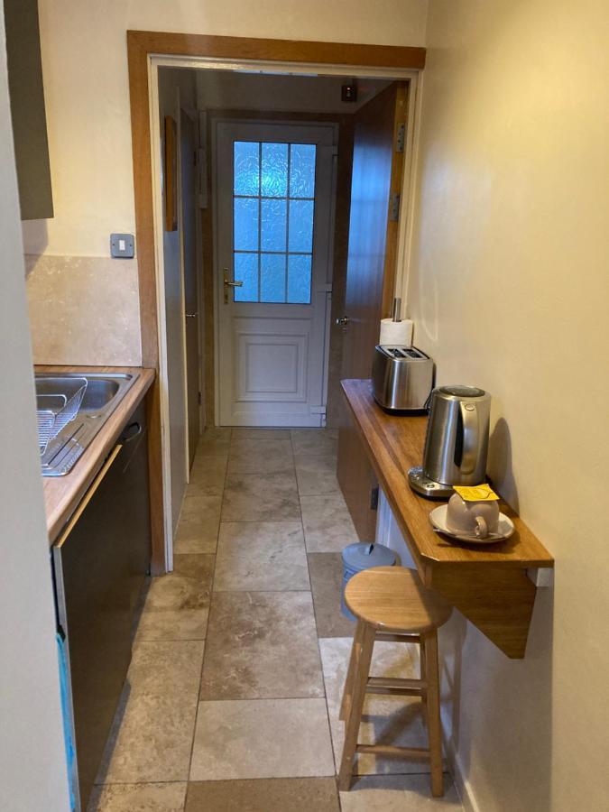 Double Bed Self Contained Annexe 14B Is To The Right Of The Main House Apartamento Salisbury Exterior foto