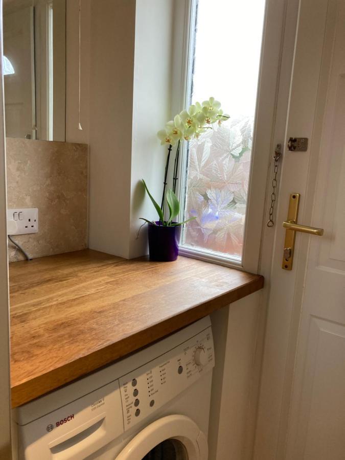 Double Bed Self Contained Annexe 14B Is To The Right Of The Main House Apartamento Salisbury Exterior foto