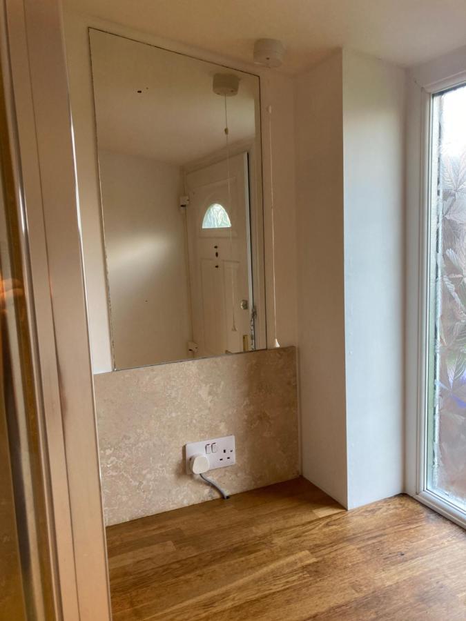 Double Bed Self Contained Annexe 14B Is To The Right Of The Main House Apartamento Salisbury Exterior foto