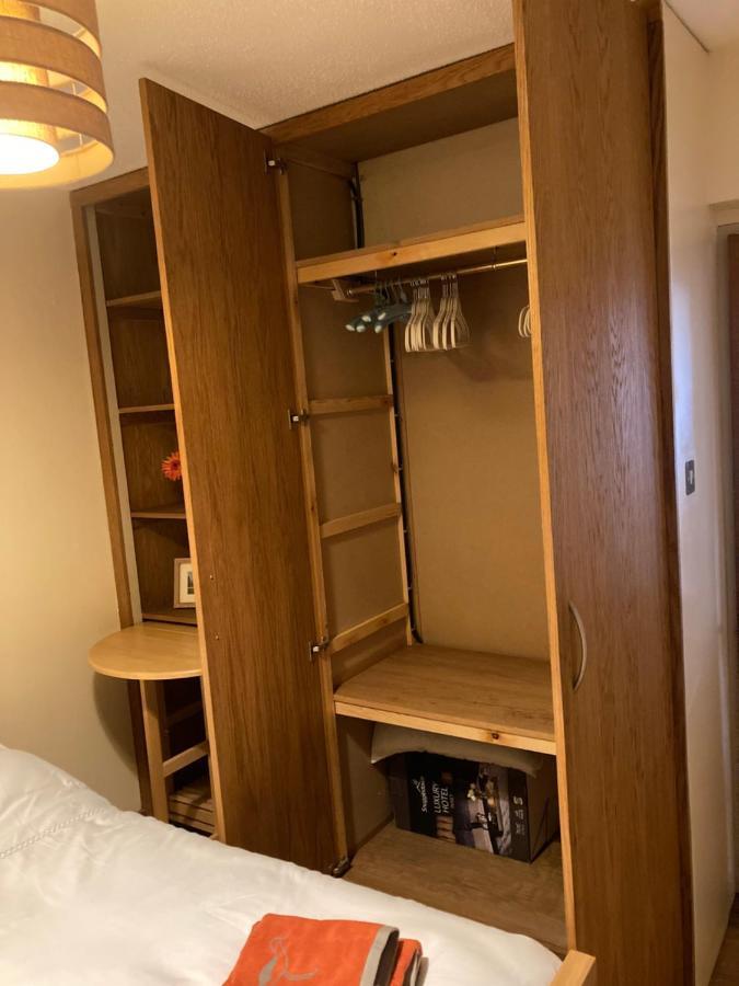 Double Bed Self Contained Annexe 14B Is To The Right Of The Main House Apartamento Salisbury Exterior foto