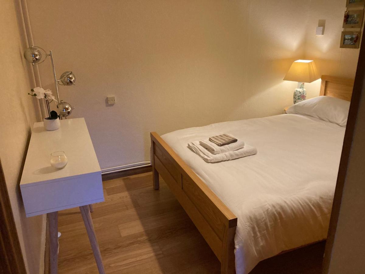 Double Bed Self Contained Annexe 14B Is To The Right Of The Main House Apartamento Salisbury Exterior foto