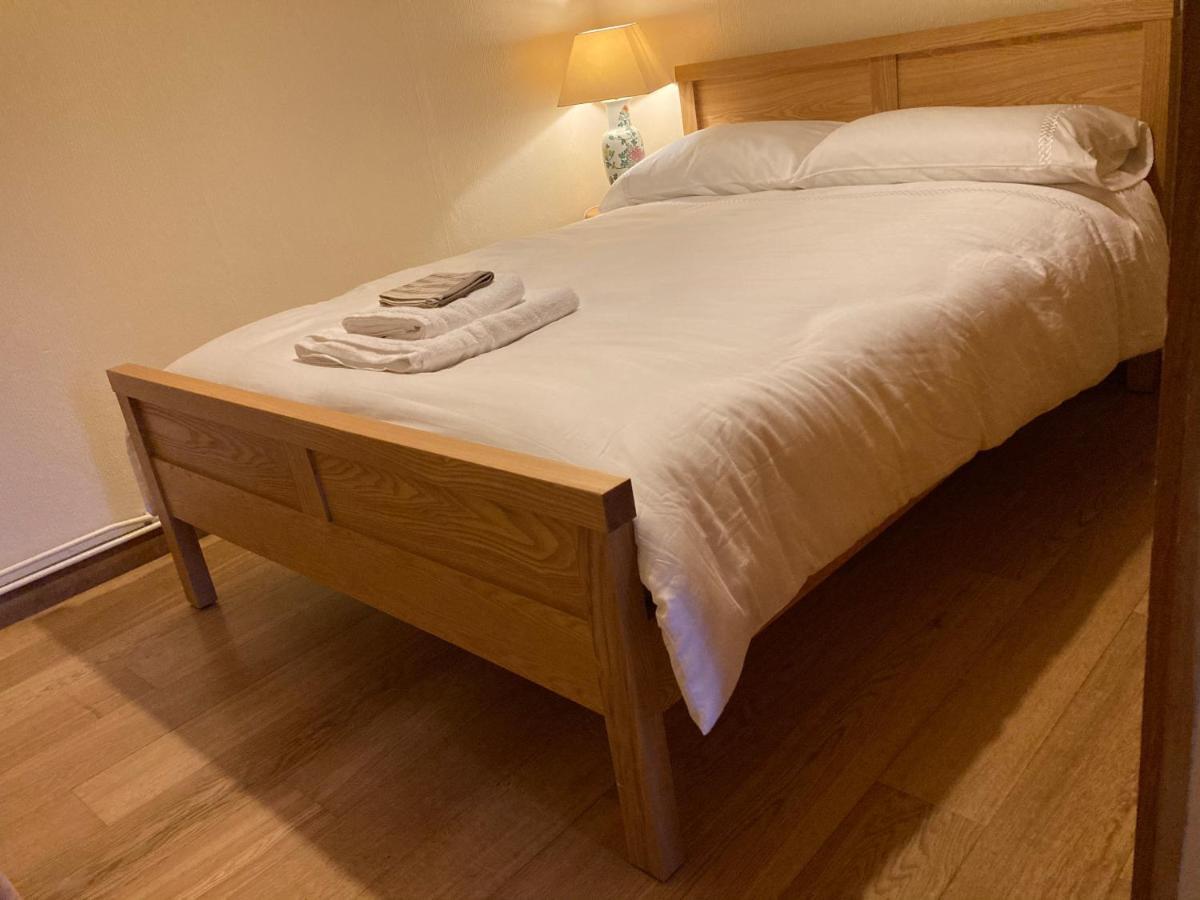 Double Bed Self Contained Annexe 14B Is To The Right Of The Main House Apartamento Salisbury Exterior foto