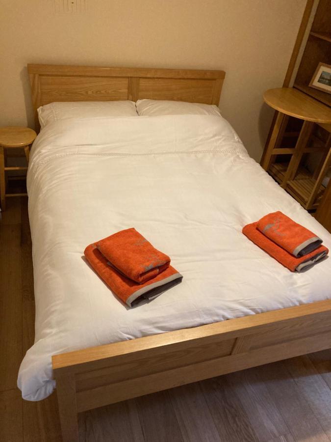 Double Bed Self Contained Annexe 14B Is To The Right Of The Main House Apartamento Salisbury Exterior foto